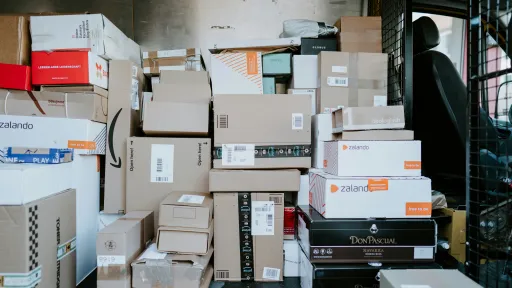 Zalando Return Solutions claudio-schwarz-q8kR_ie6WnI-unsplash (1).jpg