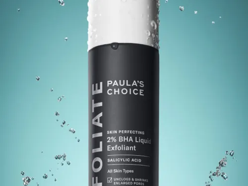 Exfoliate van Paula's Choice met een blauwe achtergrond met waterdruppels