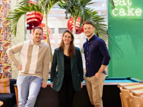 een vrouw en twee mannen van Stayokay in een kantoor