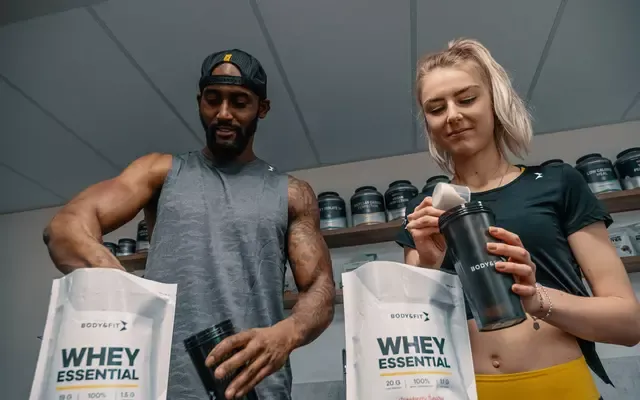 Man en vrouw met eiwitshake van Body & Fit