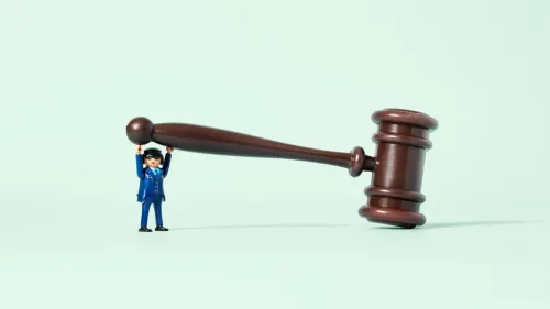 Poppetje houdt een hamer van de rechter vast